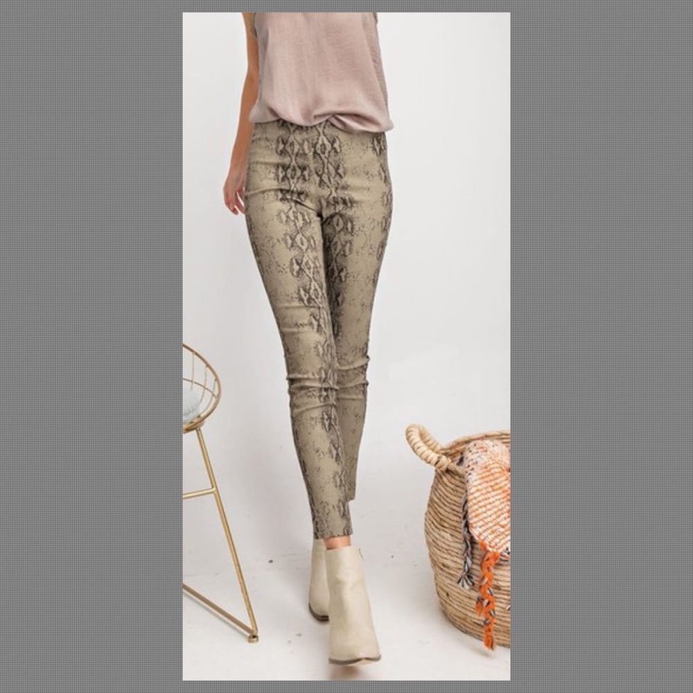 NEW! SNAKESKIN DISTRESSED SKINNY PANTS
